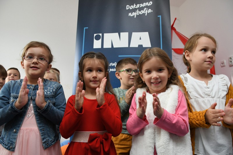 24.09.2019., Zrinski Topolovac - INA je vrijednom donacijom u suradnji sa socijalnom Udrugom Pruzimo ruke uredila djecju igraonicu u zgradi Opcine Zrinski Topolovac.  Photo:Damir Spehar/PIXSELL