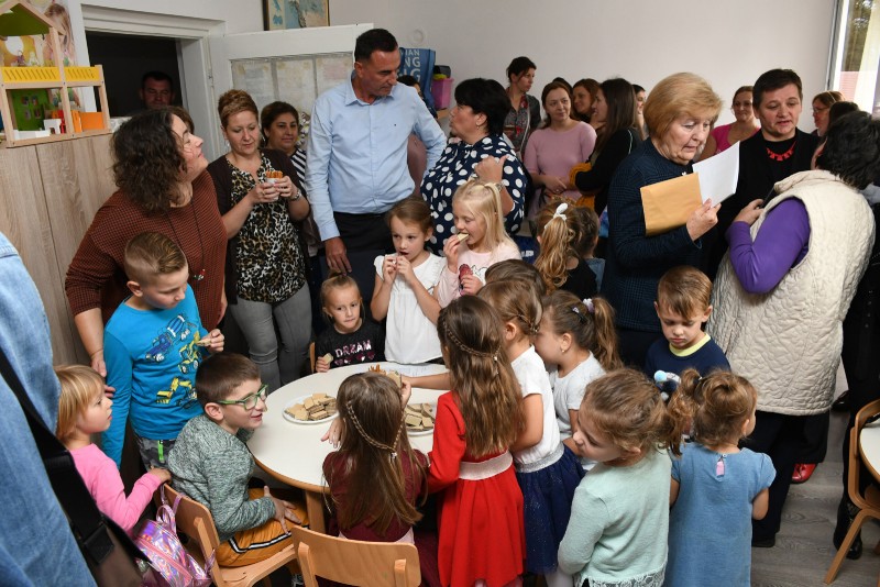 24.09.2019., Zrinski Topolovac - INA je vrijednom donacijom u suradnji sa socijalnom Udrugom Pruzimo ruke uredila djecju igraonicu u zgradi Opcine Zrinski Topolovac.  Photo:Damir Spehar/PIXSELL