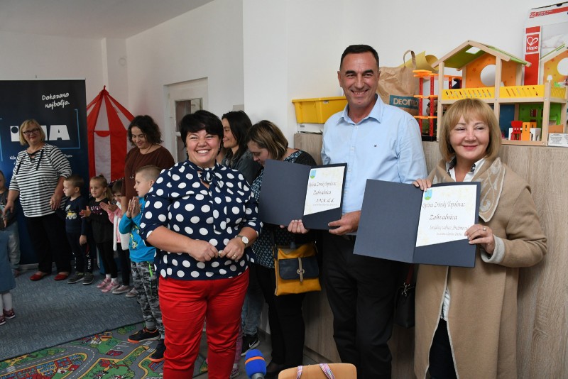 24.09.2019., Zrinski Topolovac - INA je vrijednom donacijom u suradnji sa socijalnom Udrugom Pruzimo ruke uredila djecju igraonicu u zgradi Opcine Zrinski Topolovac.  Photo:Damir Spehar/PIXSELL